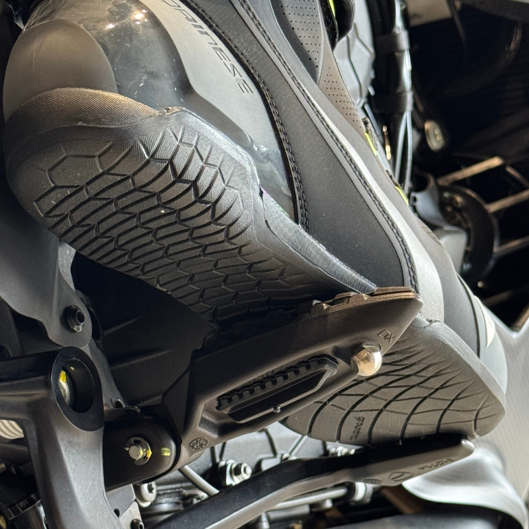 スポーツカジュアルのテイストを取り入れた新作の防水シューズ